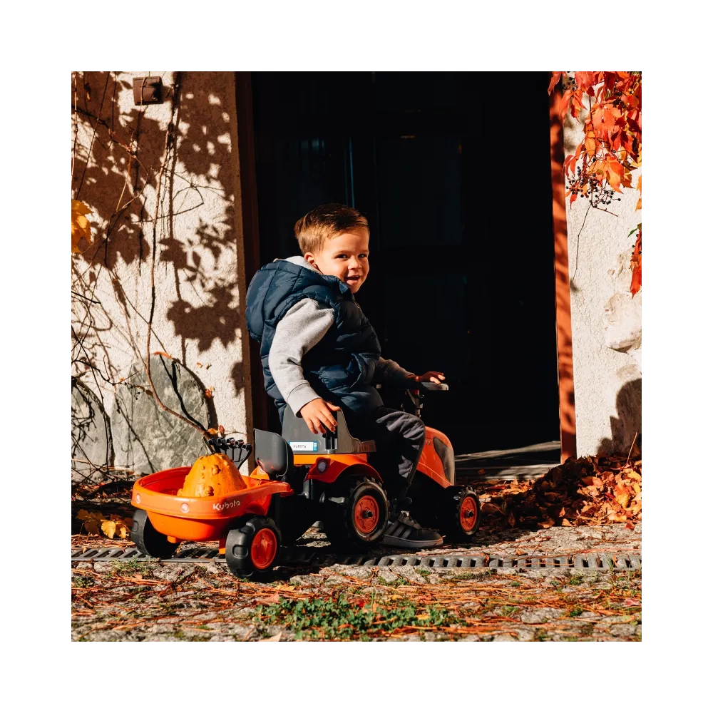 Mini traktorek z zestawem do piasku i naklejkami