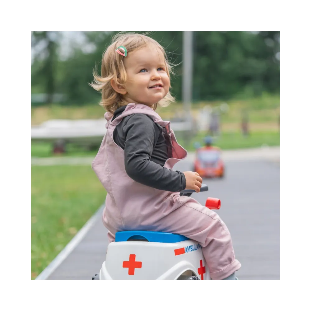 Bezpieczny jeździk dla dzieci z kierownicą