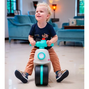 Stabilny pojazd na kółkach dla malucha