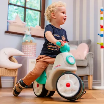 Jeździk z szerokimi kołami i powłoką elastomerową