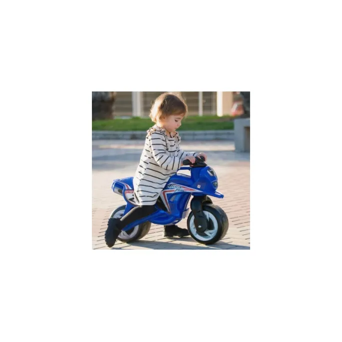 Dziecięcy jeździk motorowy INJUSA z rączką do przenoszenia.