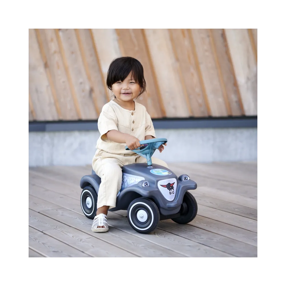 Widok szarego jeździka BIG z uchwytem holowniczym i hakiem do przyczepy