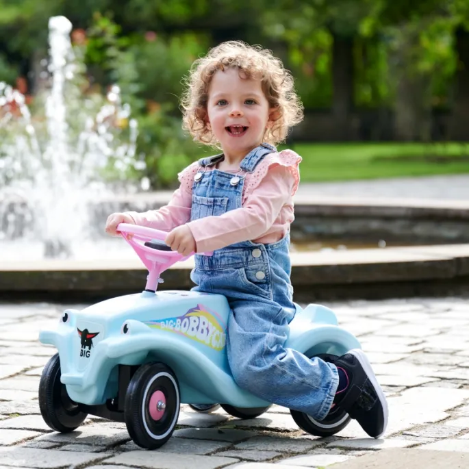 Jeździk z uchwytem holowniczym i hakiem do przyczepy