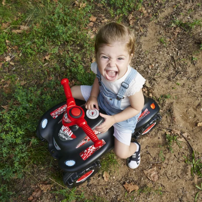 Stabilna konstrukcja jeździka do zabawy na świeżym powietrzu