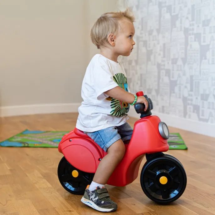 Stabilny jeździk dla dzieci od 1 roku