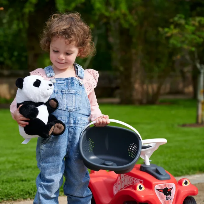 Praktyczny koszyk do jeździka dla małych kierowców.