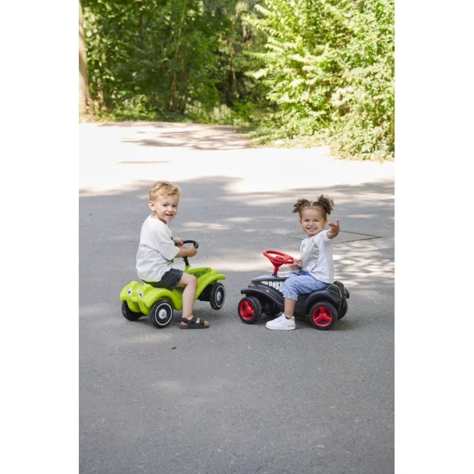 Dziecięcy pojazd na kółkach z ergonomiczną konstrukcją