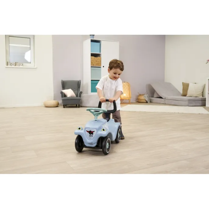 Ergonomiczna konstrukcja jeździka dla komfortu malucha.