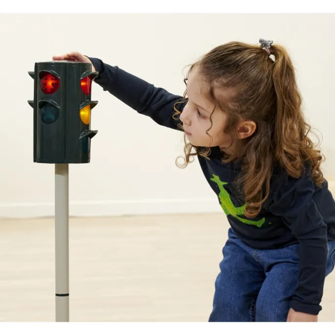 Dzieci uczą się zasad ruchu drogowego przez zabawę