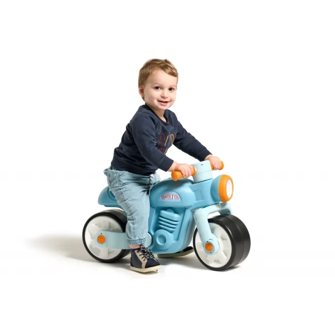 Skrętna kierownica z klaksonem w niebieskim jeździku