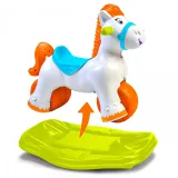 Interaktywny jeździk z efektami dźwiękowymi dla dzieci.