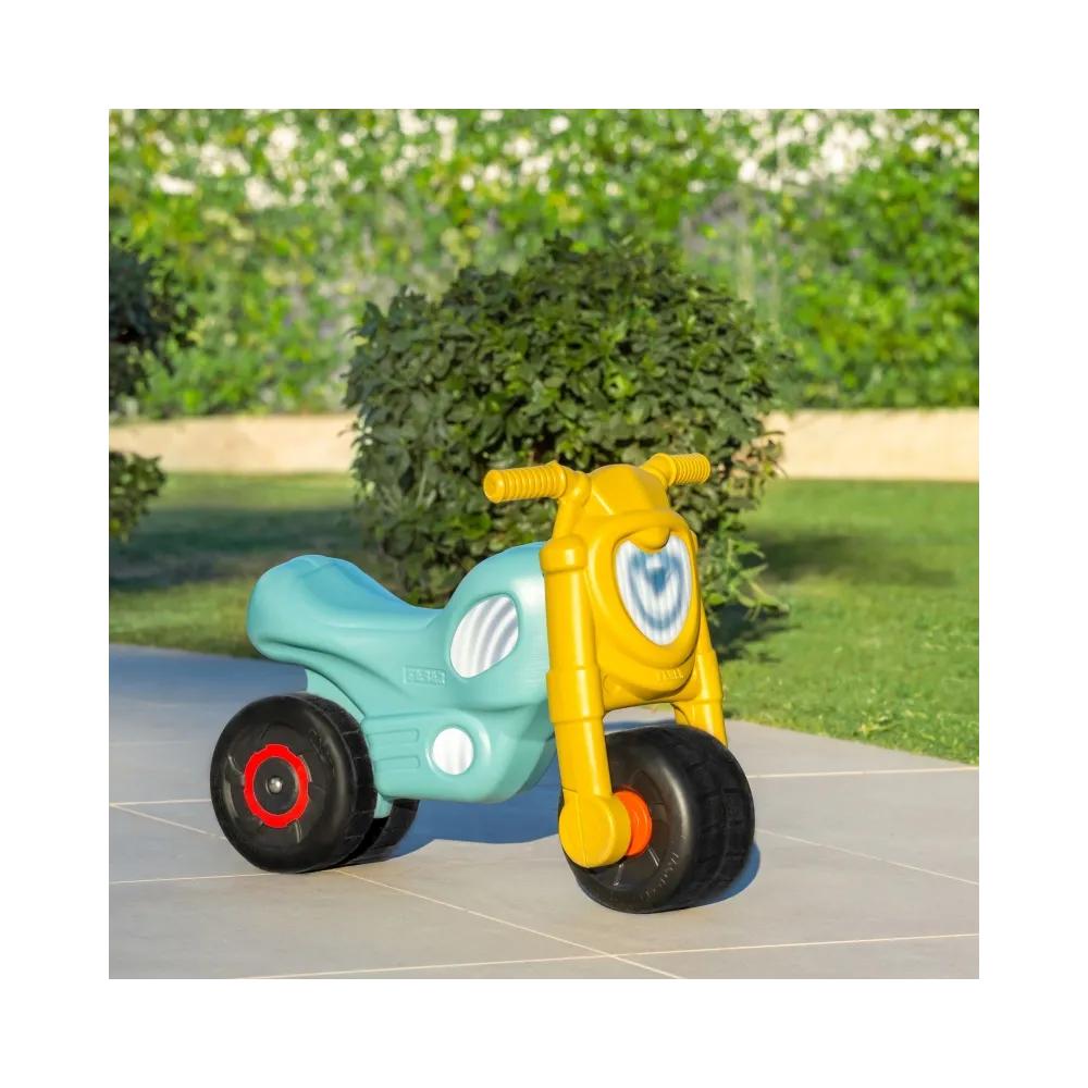 Stabilny jeździk z szerokimi kołami dla najmłodszych