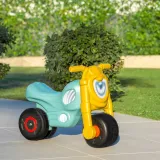 Stabilny jeździk z szerokimi kołami dla najmłodszych