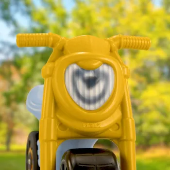 Zabawa z jeździkiem rozwijająca umiejętności motoryczne dzieci