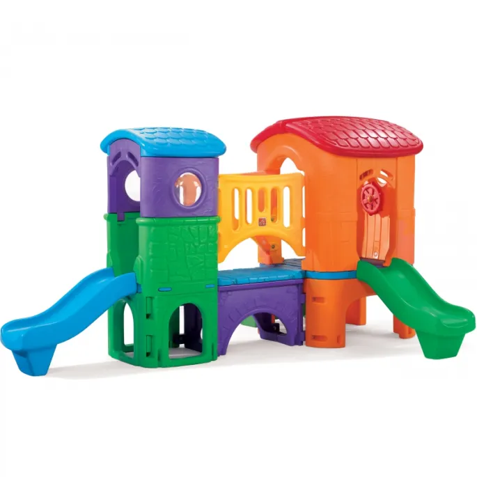 Domek na placu zabaw Step2 z drabinką.