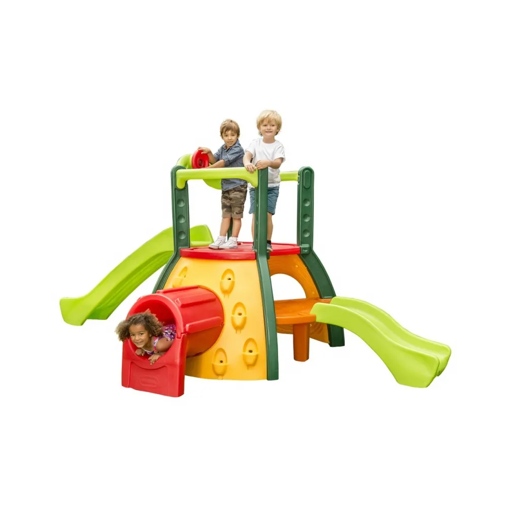 Plac zabaw Little Tikes z dwoma zjeżdżalniami dla dzieci.