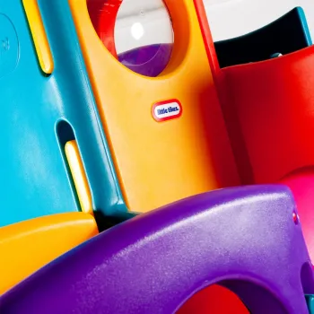 Kolorowy plac zabaw z tunelami