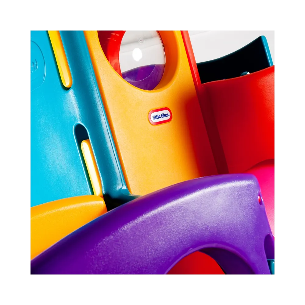 Kolorowy plac zabaw z tunelami