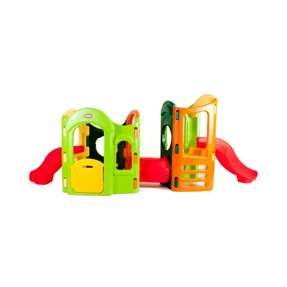 Dzieci odkrywają tajne przejścia w placu zabaw Little Tikes