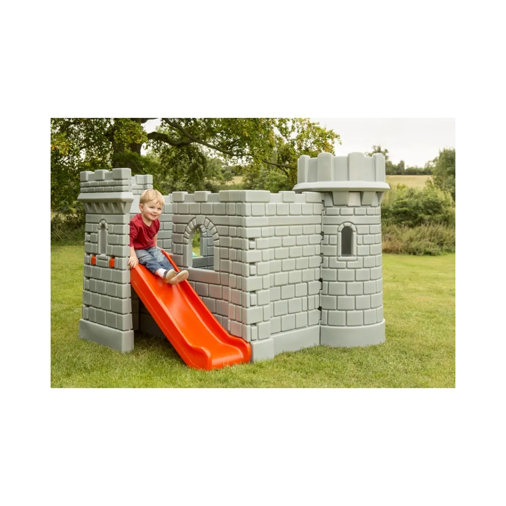 Dzieci bawiące się w zamku Little Tikes