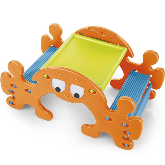 Funkcjonalny stolik do zabawy w ogrodzie