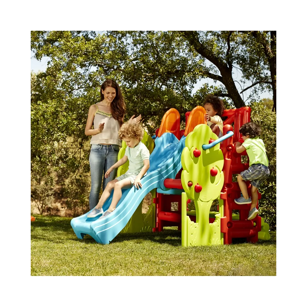 Dzieci bawią się na placu zabaw z zjeżdżalnią