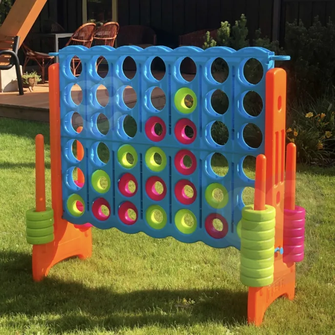 Zbliżenie na kolorowe kółka i planszę gry FEBER 4 in Line