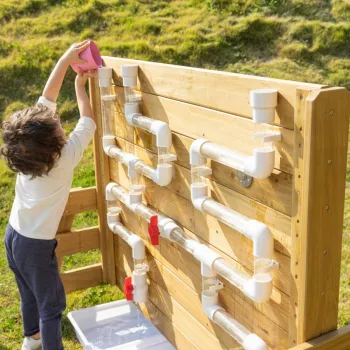 Zabawa z wodą i piaskiem dla maluchów