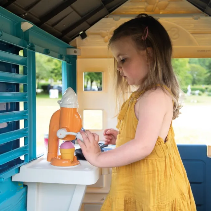 Wiosenny domek z kolorowymi oknami i drzwiami