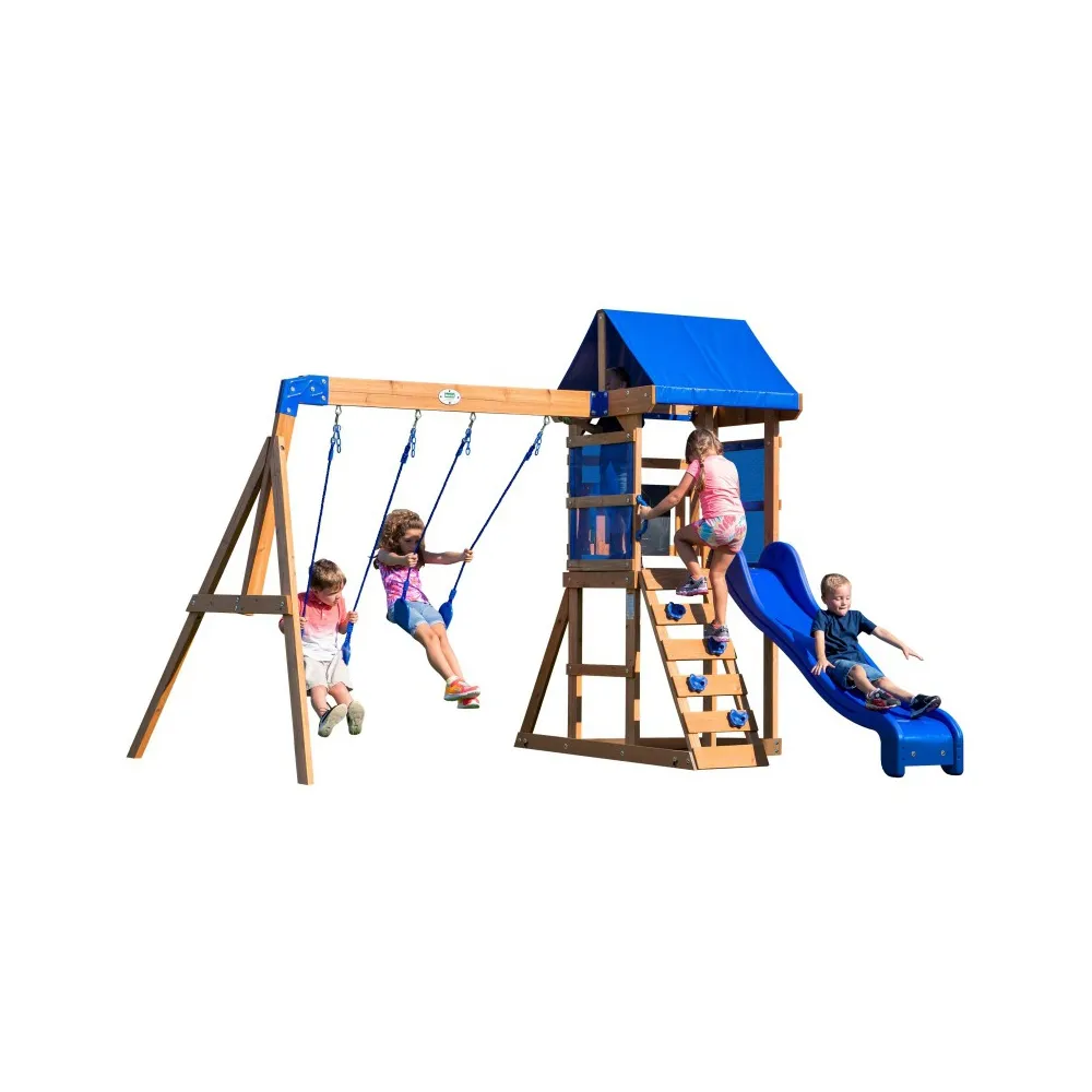 Drewniany plac zabaw z bezpieczną zjeżdżalnią