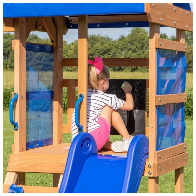 Dzieci bawiące się w piaskownicy