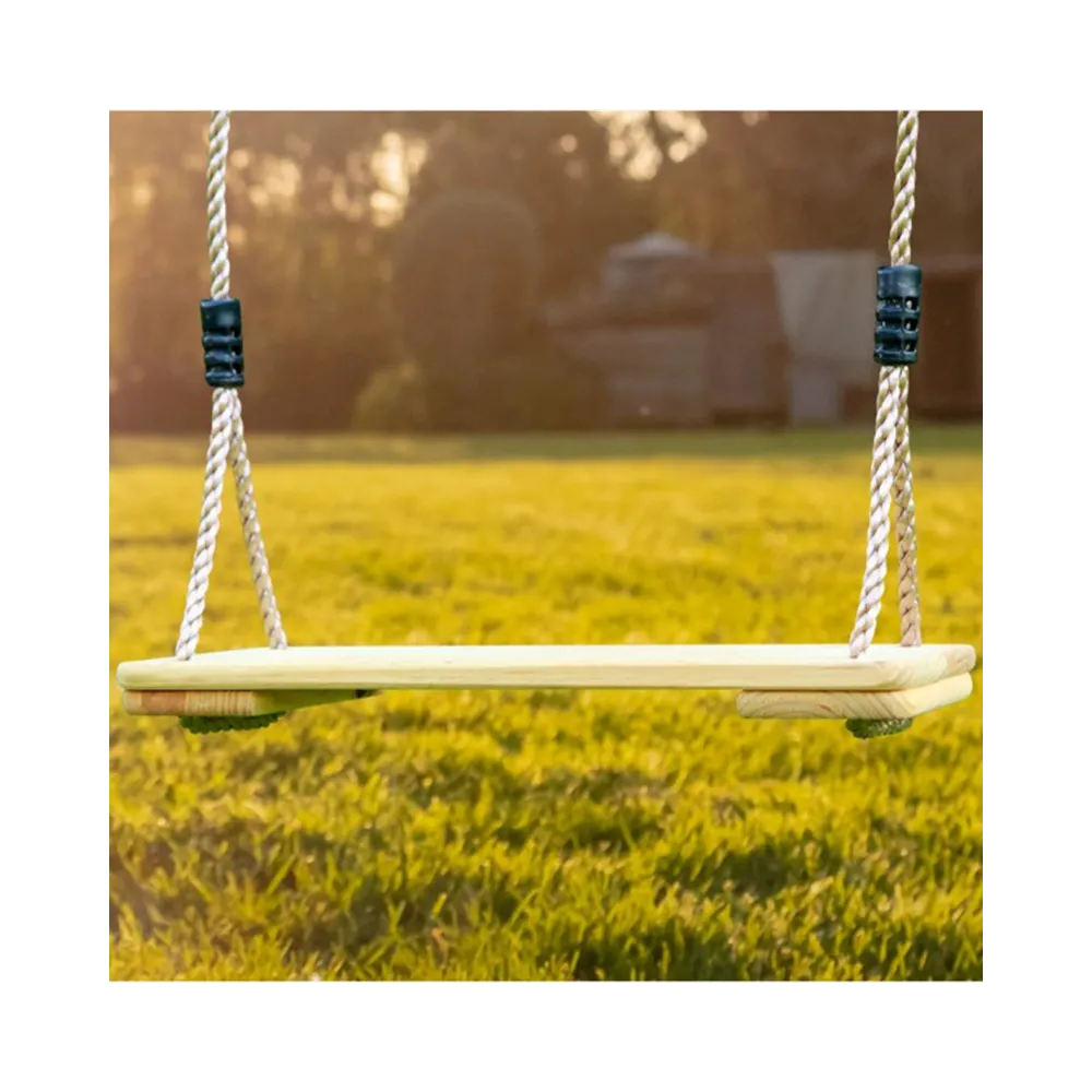 Dwa siedziska huśtawki Axi z litego drewna dla dzieci na zewnątrz