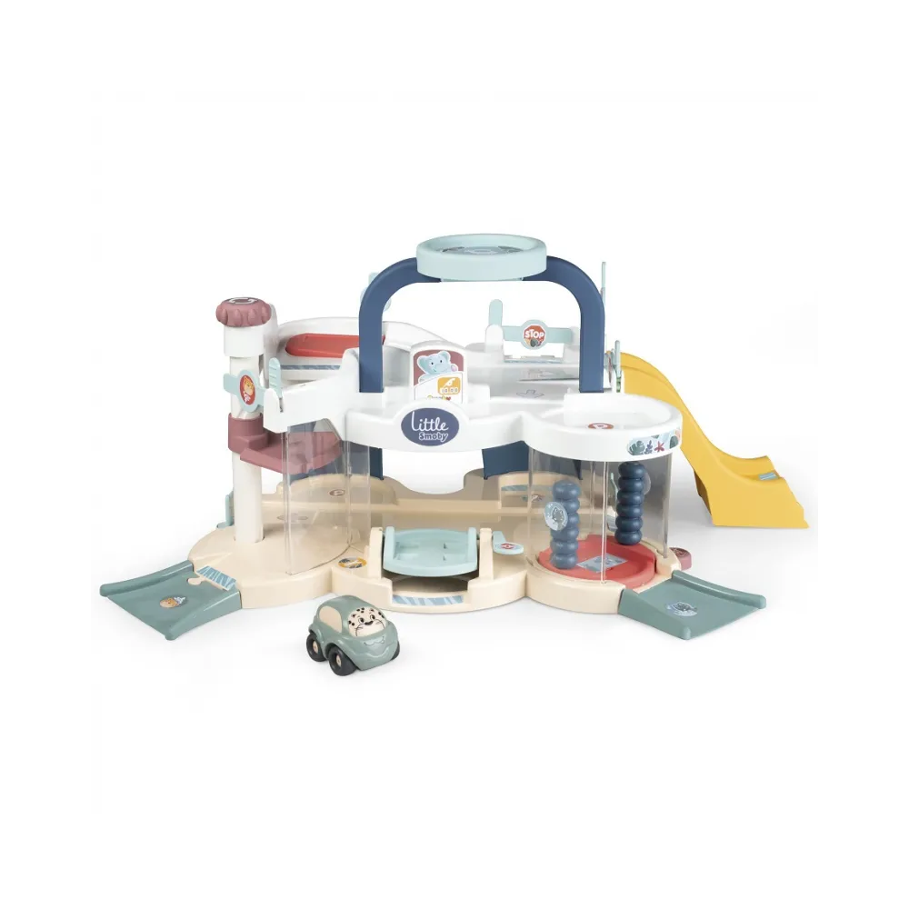 Dzieci bawią się w garażu SMOBY z samochodzikiem.