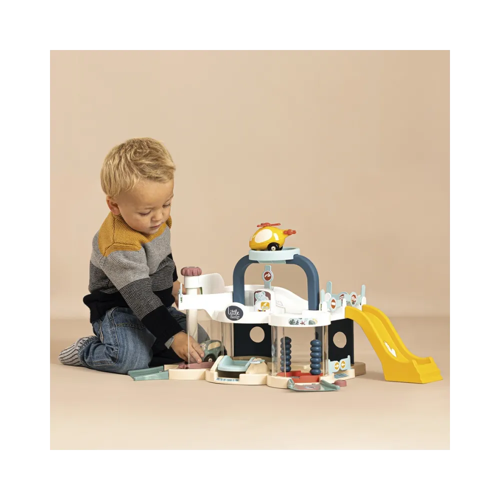 Pastelowy garaż SMOBY dla małych entuzjastów zabawy.