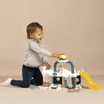 Zjeżdżalnia w garażu SMOBY dla samochodzików.