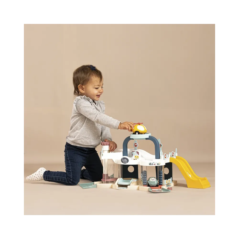 Zjeżdżalnia w garażu SMOBY dla samochodzików.