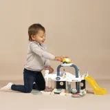 Zjeżdżalnia w garażu SMOBY dla samochodzików.