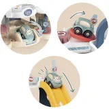 Myjnia samochodowa w garażu SMOBY z obracającymi się myjkami.