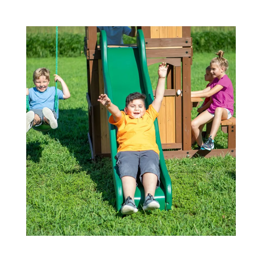 Podwyższona platforma z baldachimem na placu zabaw