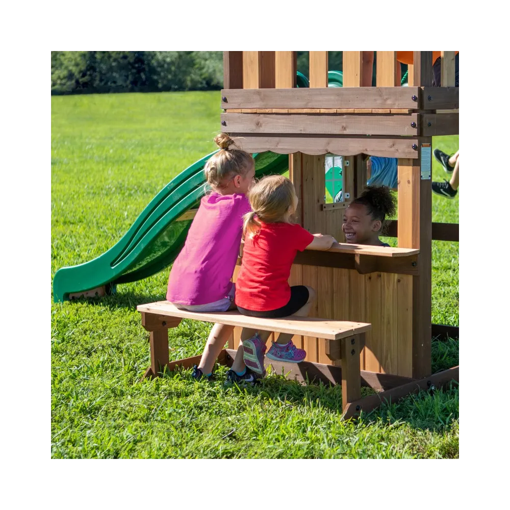 Drewniany plac zabaw z przestronną dolną częścią