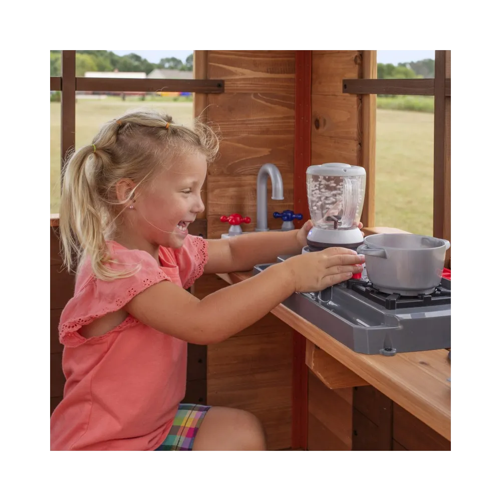 Drewniany plac zabaw z miarką wzrostu