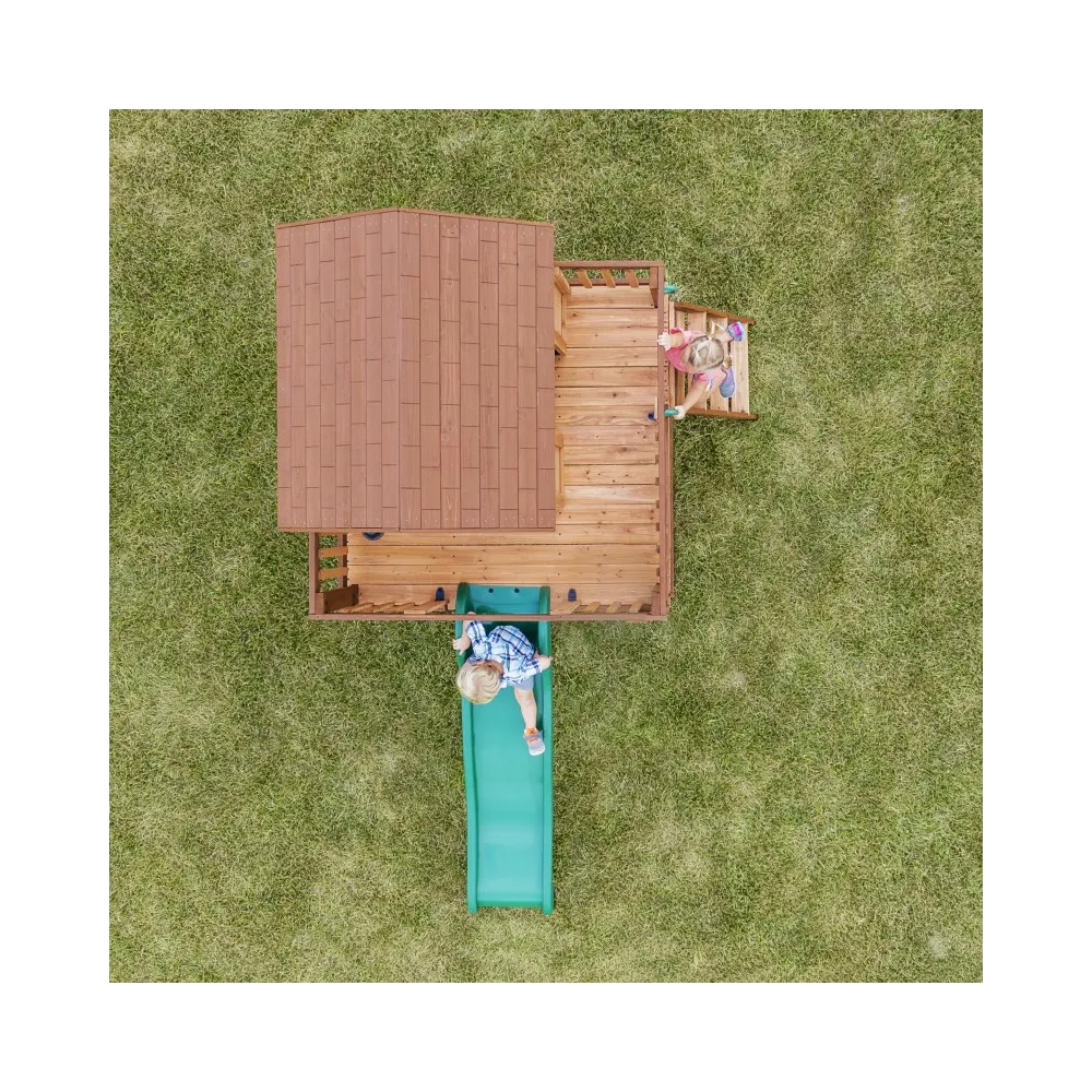 Zabawa na świeżym powietrzu w ogrodzie