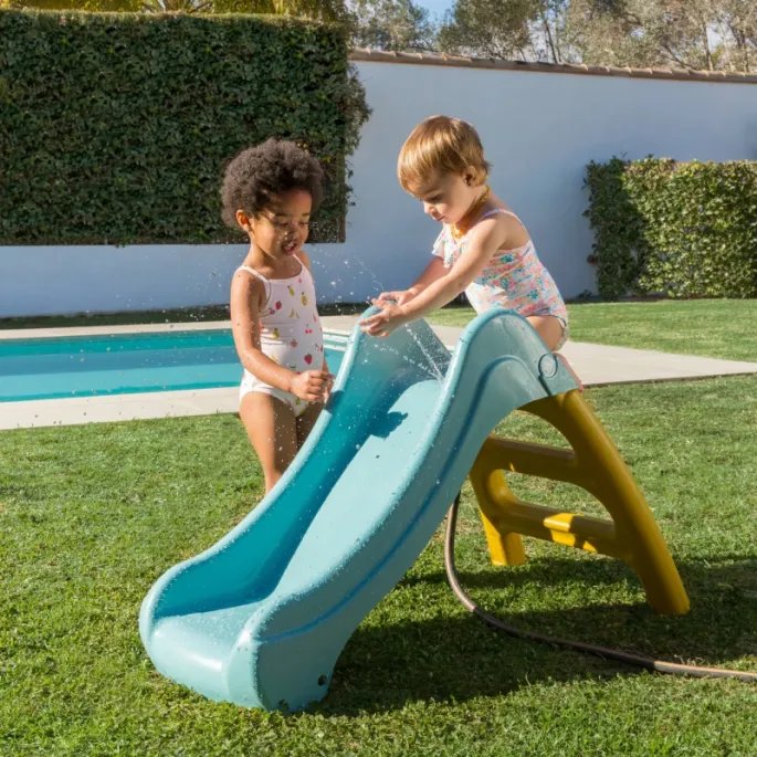 Zjeżdżalnia z funkcją wodnego placu zabaw