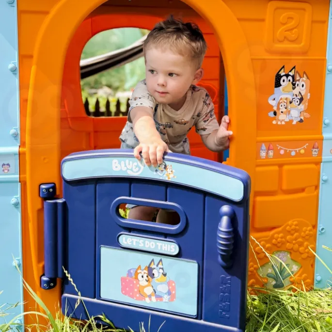Dzieci bawią się w domku ogrodowym inspirowanym bajką Bluey