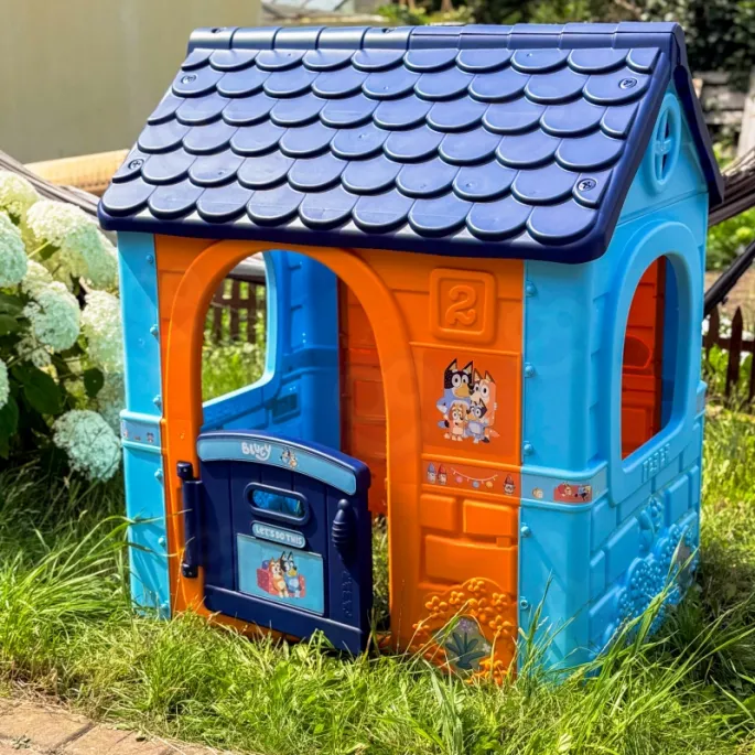 Funkcjonalny domek z drzwiami i skrzynką na listy