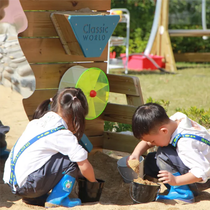 Ścianka do zabawy rozwijająca umiejętności dzieci