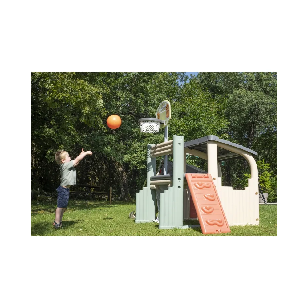 Zadaszony domek do relaksu na świeżym powietrzu