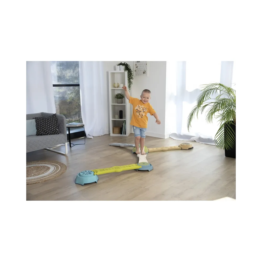 Zabawa na świeżym powietrzu z równoważnią Smoby