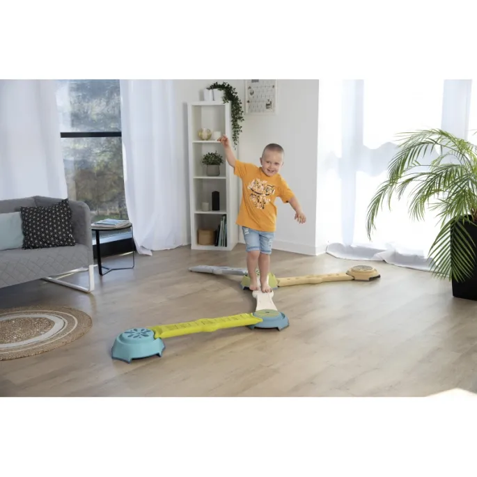 Zabawa na świeżym powietrzu z równoważnią Smoby