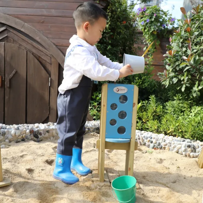 Ekologiczna zabawka do piaskownicy z drewna.